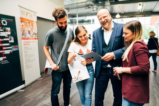 Am 1. Februar 2019 findet von 9 bis 14 Uhr der FH
Day der FH Kärnten auf dem Campus Villach statt.
Studieninteressierte haben die einmalige Chance, die Studienbereiche
Bauingenieurwesen & Architektur, Gesundheit & Soziales, Engineering
& IT sowie Wirtschaft & Management praxisnah kennenzulernen und live
zu erleben.