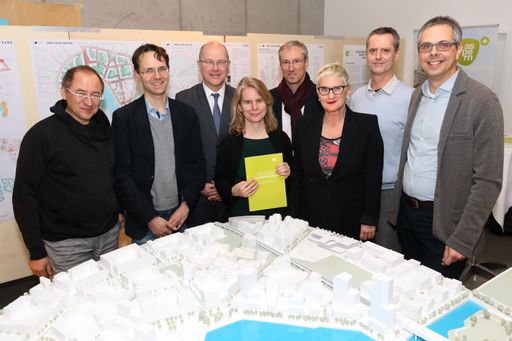 ExpertInnentalk mit den Siegern von StudioVlayStreeruwitz
(v.l.n.r.): Robert Kniefacz/MA 19, Philipp Fleischmann/MA 21B,
Heinrich Kugler/Wien 3420, Lina Streeruwitz, Gerhard Schuster/Wien
3420, Gabi Plank/Bezirksrätin Donaustadt, Bernd Vlay, Peter
Hinterkörner/Wien 3420