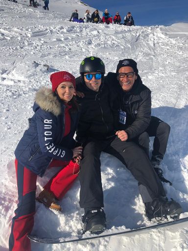 Vorschau Bild von Auch Martin Garrix war am 20.01. mit dem Snowboard auf der
Schlossalm unterwegs & machte einen Zwischenstopp bei der DJ Ötzi
Gipfeltour. Betreut wurde er hier von Sonja Friedle (Frau von DJ
Ötzi) & Klaus Leutgeb (Veranstalter der Sound & Snow Gastein
Festivals).