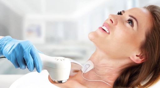 Shape-Line hat damit seine Marktnische erfolgreich
ausgebaut. Neben Abnehmen, Bodyforming und Fitness tritt nun auch
das Thema „FÜR IMMER JUNG“ in den Fokus des Unternehmens. Dass von
dieser Innovation nicht nur Kundinnen, sondern auch die
Studiobetreiberinnen profitieren, liegt auf der Hand. Der große
Neukundenzulauf sowie gesteigerte Pro-Kopf-Umsätze in den
bestehenden Standorten bestätigen diesen positiven Trend. Auch zwei
Studio-Neueröffnungen zeigen, dass die Nachfrage in geographischen
Märkten, in denen Shape-Line derzeit noch nicht präsent ist,
aufgrund dieser neuen Methode immer größer wird.
