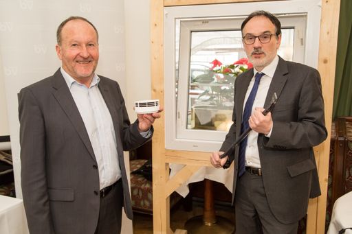 Vorschau Bild von https://www.apa-fotoservice.at/galerie/17311/ Im
Bild v.l.n.r.: Ing. Helmut Peherstorfer, Dir.-Stv. der
BVS-Brandverhütungsstelle für OÖ, Geschäftsführer des IBS-Institut
für Brandschutztechnik und Sicherheitsforschung; Dr. Armin
Kaltenegger, Leiter des Bereichs Eigentumsschutz im KFV