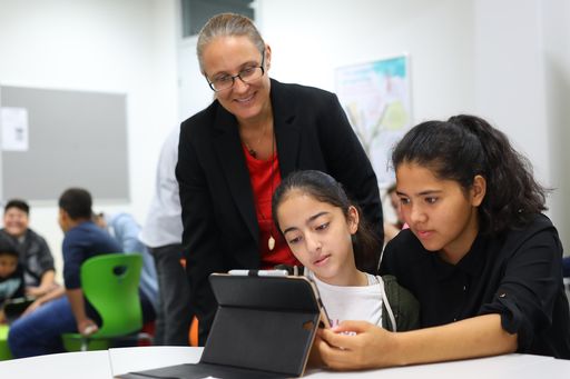 Vorschau Bild von Veronika Gmachl mit Schülerinnen bei einem Fakt or
Fake Workshop in Wien