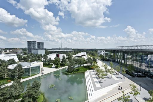Vorschau Bild von In der 28 Hektar großen Park- und Lagunenlandschaft der
Kommunikationsplattform des Volkswagen Konzerns dreht sich alles um
das Thema Mobilität Weiterer Text über ots und
www.presseportal.de/nr/19185 / Die Verwendung dieses Bildes ist für
redaktionelle Zwecke honorarfrei. Veröffentlichung bitte unter
Quellenangabe: "obs/Autostadt GmbH/nils hendrik mueller / p2-photog"