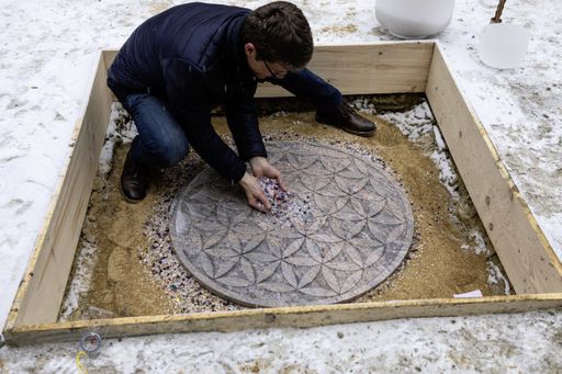 Vorschau Bild von Geomantiker Manfred Kovacs bei der Steinsetzung