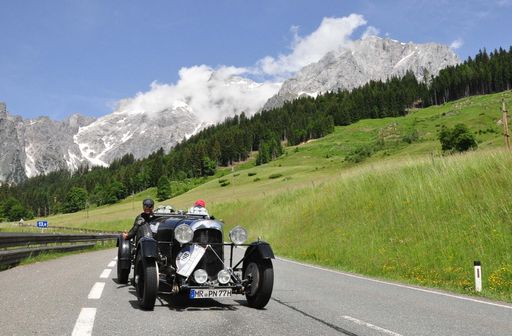  Automobilklassiker aus sechs Jahrzehnten gehen bei
der 32. Kitzbüheler Alpenrallye vom 5.-8. Juni wieder auf große
Fahrt über die schönsten Bergstrecken der Alpen. Einer der
Höhepunkte 2019 ist die Fahrt über die Hochkönig-Strecke (Bild).