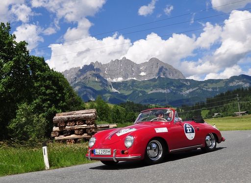 Vorschau Bild von Automobilklassiker aus sechs Jahrzehnten gehen bei
der 32. Kitzbüheler Alpenrallye vom 5.-8. Juni wieder auf große
Fahrt über die schönsten Bergstrecken der Alpen (im Bildhintergrund:
der Wilde Kaiser).