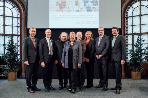 v.l.n.r.: Ministerialrat Dr. Franz Pietsch,
Vorsitzender des Kuratoriums der Stiftung Anton Proksch-Institut
Wien und Abteilungsleiter im Bundesministerium für Arbeit, Soziales,
Gesundheit und Konsumentenschutz / Mag. Christian Breitfuß,
Geschäftsführer des Anton Proksch Instituts / Prim. Univ. Prof. Dr.
Michael Musalek, Ärztlicher Leiter des Anton Proksch Instituts /
Mag.a Beate Hartinger-Klein, Bundesministerin für Arbeit, Soziales
Gesundheit und Konsumentenschutz / Mag. Richard Gauss, Präsident der
Stiftung Anton Proksch-Institut Wien / SA Gabriele
Gottwald-Nathaniel, MAS, Geschäftsführerin des Anton Proksch
Instituts / Mag. Gottfried Koos, Vorstandsmitglied der VAMED AG /
Prok. Mag. Ludwig Bichler, MBA, Konzernsprecher der VAMED AG