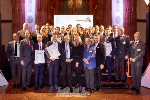  Gruppenfoto der Zertifikatsempfänger der
ausgezeichneten „Leitbetriebe Austria“.