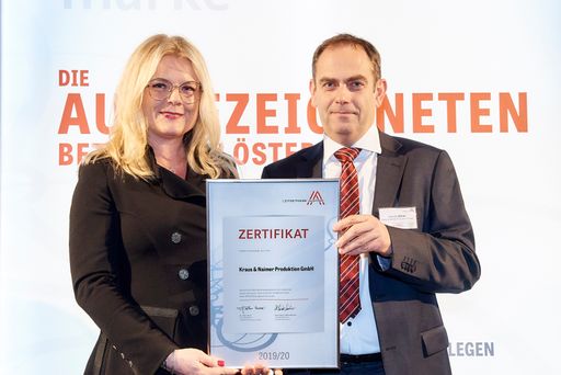 Vorschau Bild von Mag. Harald Zeller, CFO, Kraus & Naimer Produktion
GmbH, nahm die Auszeichnung von Mag. Monica Rintersbacher, GF von
"Leitbetriebe Austria" entgegen.