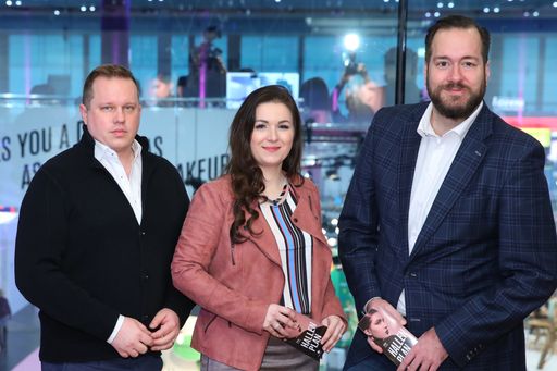  Im Bild v.l.n.r.: Maiko Heinrich (Managing Director, Shine
Conventions), Petra Gruber und Harald Bauer (Geschäftsführung dm
Österreich) https://www.apa-fotoservice.at/galerie/17264