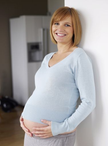 Vorschau Bild von Bald ist es soweit. Der werdenden Mutter ist die Vorfreude
deutlich anzusehen. Verwendung des Fotos nur im Textzusammenhang mit
dieser Pressemeldung und mit Nennung der Bildquelle/Copyright
genehmigt und kostenfrei. Die anderweitige Verwendung ist
ausgeschlossen. Weiterer Text über ots und
www.presseportal.de/nr/79747 / Die Verwendung dieses Bildes ist für
redaktionelle Zwecke honorarfrei. Veröffentlichung bitte unter
Quellenangabe: "obs/Protina Pharmazeutische GmbH/Westend61 Premium"
