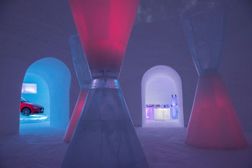 Vorschau Bild von Das Anthropozän – die Menschenzeit – ist künstlerisch als
rieselnde Sanduhr inszeniert. Symbolisch stehen daneben die bereits
abgelaufenen Sanduhren für die Epoche des geologischen Zeitalters
und die Nacheiszeit.