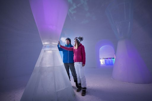 Vorschau Bild von „Noch ist Zeit!“, erinnert die Sanduhr des Künstlers Max Seibald
im ICE CAMP am Kitzsteinhorn. Besucher können die durch
Lichtinszenierung perfekt präsentierte Kunstinstallation zum Thema
„Menschenzeit“ hautnah erleben.