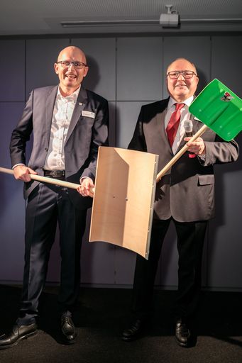 Schneeschaufeln als saisonbedingt passende Symbole:
Ex-Donau Beratung-Chef Otto Staudinger (r.) und Christoph Harrer
(TPA) feiern mit zahlreichen Gästen den erfolgreichen
Übergabeprozess.