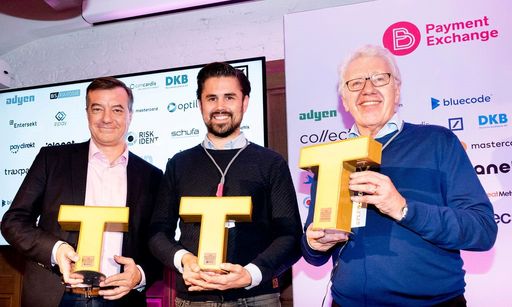 „Goldene Transaktion“: Hermann Stengele, Business
Partner Blue Code International AG (1.v.r.), freut sich über die
Auszeichnung der Mobile-Payment-Lösung Bluecode in der Kategorie
Kundennutzen