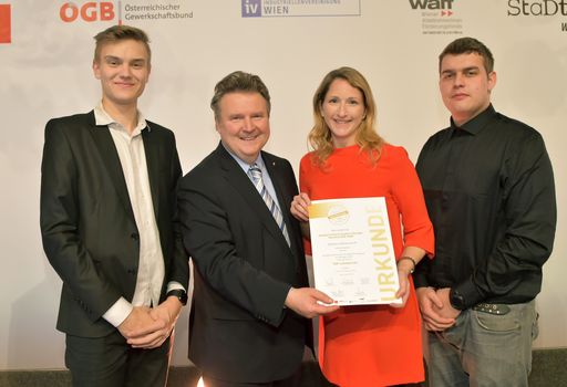 Für Henkel CEE nahmen Mag. Astrid Reitbauer
(Recruiting & Employer Branding Henkel CEE) sowie die beiden
Lehrlinge Andreas Sehnal (links) und Noel Smith (rechts) die
Auszeichnung „Top-Lehrbetrieb“ von Wiens Bürgermeister Michael
Ludwig (2.v.l.) entgegen.
