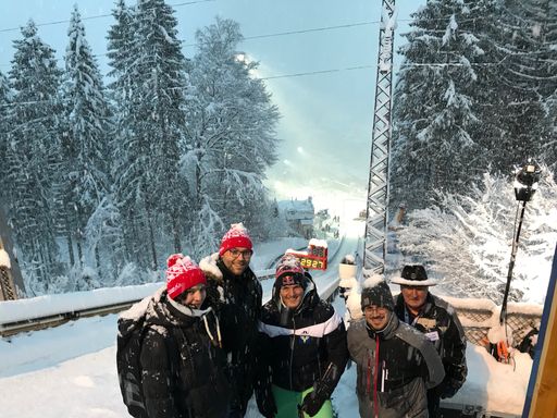 Vorschau Bild von Thomas Morgenstern mit den Gewinnern des
VIP-Packages auf der Paul-Außerleitner-Schanze in Bischofshofen im
Januar 2019