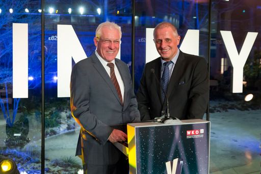 Im Bild (v.l.n.r.): KR Michael Pisecky, 
Fachgruppenobmann der Wiener Immobilien- und Vermögenstreuhänder und 
Mag. Rudolf North, MBA Fachgruppengeschäftsführer der Wiener 
Immobilien- und Vermögenstreuhänder bei der IMMY-Preisverleihung.
