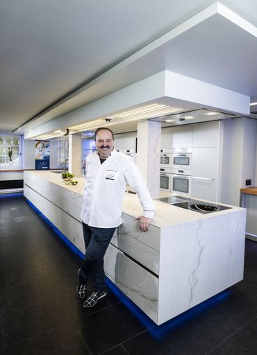 Vorschau Bild von Die wohl längste Naturstein-Kochinsel der Welt
steht in Johann Lafers Kochschule in Guldental.