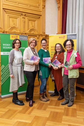 (v.l.n.r.): Martina Daim
(Selbsthilfe-Unterstützungsstelle SUS Wien), Bezirksvorsteherin Ilse
Pfeffer, Silvia Deneva (Selbsthilfe-Unterstützungsstelle SUS Wien)
sowie Helga Androsch und Antonia Scharl (Selbsthilfegruppe Mega
Stark)