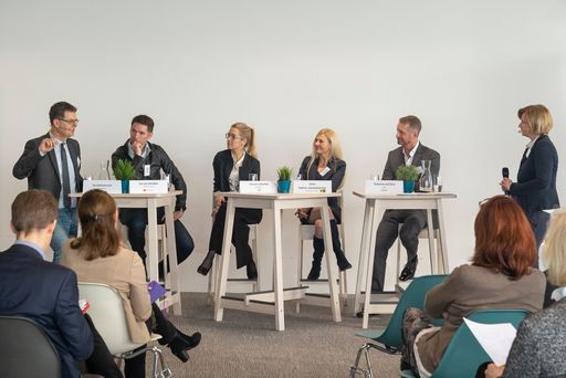 Vorschau Bild von Paneldiskussion mit VertreterInnen der
österreichischen Wirtschaft bei der ersten Pluralitätskonferenz im
weXelerate in Wien.