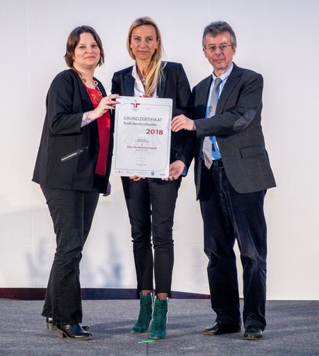 Bundesministerin Juliane Bogner-Strauß überreichte
Sabine Zech und Christoph Gisinger das Zertifikat, das das Haus der
Barmherzigkeit ab sofort auch ganz formell zum familienfreundlichen
Arbeitgeber macht.