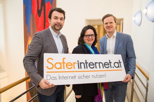 https://www.apa-fotoservice.at/galerie/16983 Im Bild v.l.n.r.:
Maximilian Schubert (Generalsekretär ISPA – Internet Service
Providers Austria); Barbara Buchegger (pädagogische Leiterin
Saferinternet.at); Bernhard Jungwirth (Saferinternet.at Koordinator,
Geschäftsführer ÖIAT)