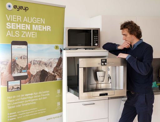  Wenn guter Rat teuer ist, kann die anonyme,
funktionsstarke und seit Kurzem kostenlose VideokommunikationsApp
eyeup Abhilfe schaffen. Features wie Pointer oder Flashlight
unterstützen die rasche Problemlösung.