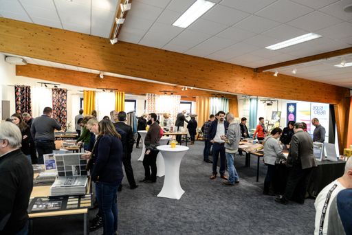 Vorschau Bild von 8 Stationen - 9 Tage: Großer Besucherandrang und
reges Interesse zeigten Architekten, Raumausstatter und Bodenleger
bei österreichs führender Roadshow von SONNHAUS zu den Themen:
Vorhänge, Möbelstoffe und Bodenbeläge.