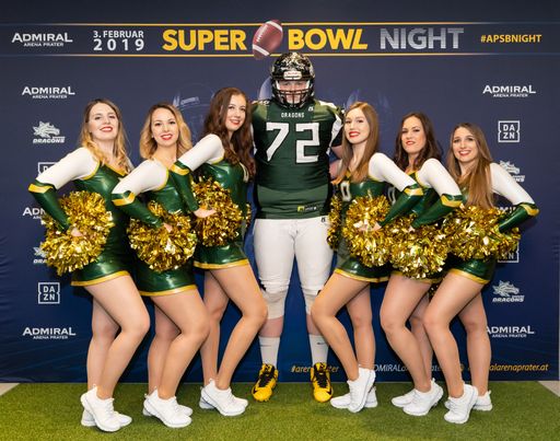 Vorschau Bild von Spieler & Cheerleader der Danube Dragons