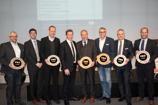  Die VRÖ Award Gewinner Ing. Kurt Bergmüller
(Semperit/Continental) / Dr. Kristjan Ambroz (Semperit/Continental)
und Mirco Brodthage (Semperit / Continental) / James Tennant (VRÖ)
Ing. Günther Riepl (Falken) mit Helmut Perner (Goodyear Dunlop
Österreich) und Ing. Wolfgang Stummer (Goodyear Dunlop Österreich)
und Harald Kilzer (ApolloVredestein)