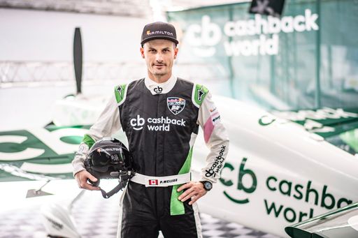  Master-Class-Pilot Pete McLeod vor dem Auftaktrennen der Red Bull
Air Race Weltmeisterschaft in Abu Dhabi.