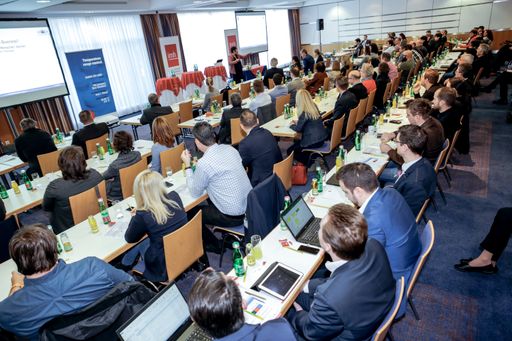  Die über 100 TeilnehmerInnen des Forum
Krankenhaustechnik lauschten gespannt den Vorträgen