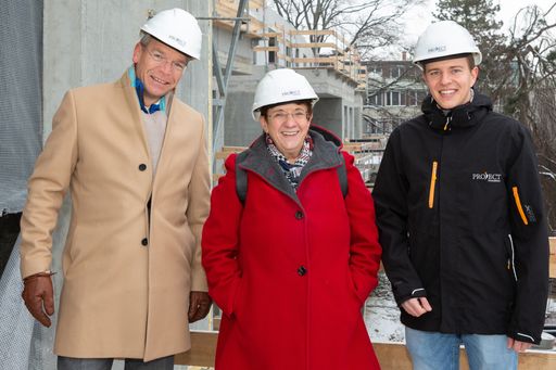  Von links nach rechts: Dieter Schmahel (Vorstand
PROJECT Immobilien Wien) Andrea Kalchbrenner (Bezirksvorsteherin
Penzing) und Michael Seeberger, MScRE, MSc. (Vorstand PROJECT
Immobilien Wien).
