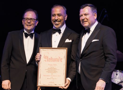 Stolzer Unternehmer des Jahres von München: Cengiz Ehliz
(Bildmitte), Visionär und Founder von "wee", mit Manuel Pretzl (l.)
und Josef Schmid (r.) Weiterer Text über ots und
www.presseportal.de/nr/122695 / Die Verwendung dieses Bildes ist für
redaktionelle Zwecke honorarfrei. Veröffentlichung bitte unter
Quellenangabe: "obs/weeCONOMY AG/Reiner Pohl"