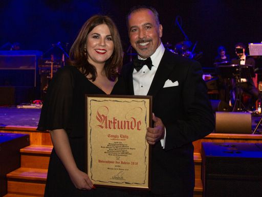 Vorschau Bild von Voller Stolz und Freude nach der Ehrung zum Unternehmer des
Jahres: Cengiz Ehliz und Lebenspartnerin Siana Petrova. Weiterer
Text über ots und www.presseportal.de/nr/122695 / Die Verwendung
dieses Bildes ist für redaktionelle Zwecke honorarfrei.
Veröffentlichung bitte unter Quellenangabe: "obs/weeCONOMY
AG/weeConomy AG"