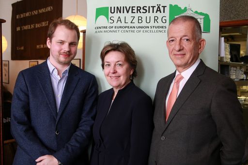  https://www.apa-fotoservice.at/galerie/17539 Prof. Florian Huber,
Prof. Sonja Puntscher Riekmann und Prof. Stefan Griller