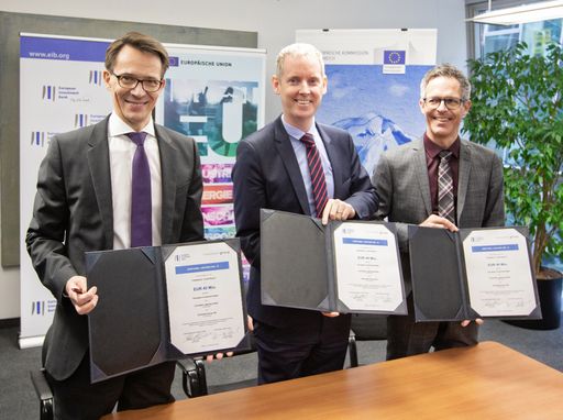  Von links nach rechts: Thomas Tschol, CFO Zumtobel
Group, Andrew McDowell, EIB Vice-President, Christian Hogenmüller,
Head of Corporate Treasury Zumtobel Group