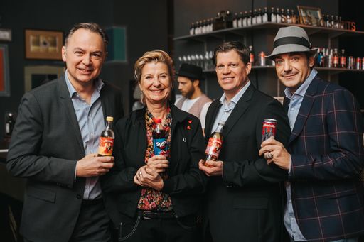 Vorschau Bild von (v.l.n.r.): Almdudler Geschäftsführer Gerhard
Schilling, Michaela Klein, Almdudler Marketingleiter Claus
Hofmann-Credner und Sprudelfabrikant Thomas Klein