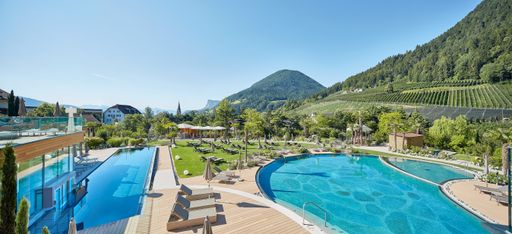 Gartenparadies: 17.000 m² mediterrane
Parklandschaft mit Infinity-Pool, Natur-Pool & Sole-Herz-Pool