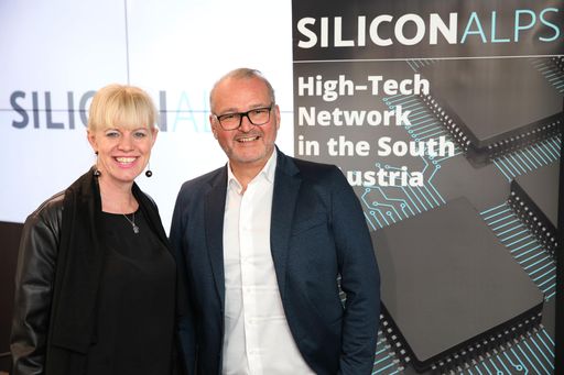 Vorschau Bild von https://www.apa-fotoservice.at/galerie/17383 Im Bild v.l.n.r.:
Mag. Christina Henrich ( Project Management and Marketing Silicon
Alps) und Mag. Christian Philipp ( Director Marketing and
Communications Silicon Alps)