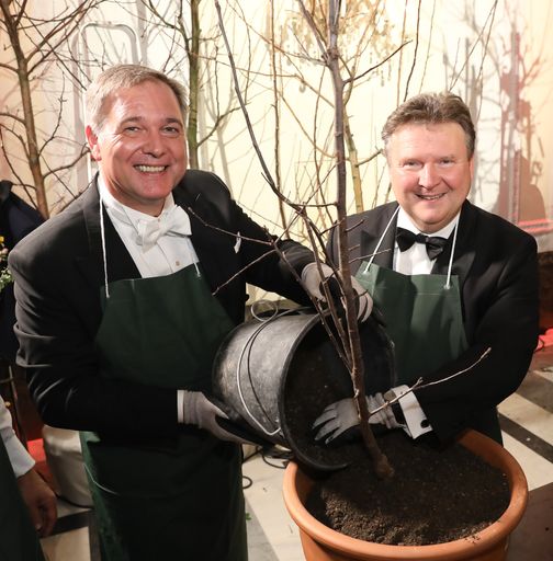  Walter Ruck (Landesobmann Wiener Wirtschaftsbund, Präsident der
Wiener Wirtschaftskammer) und Michael Ludwig (Wiener Bürgermeister)
pflanzen einen Baum