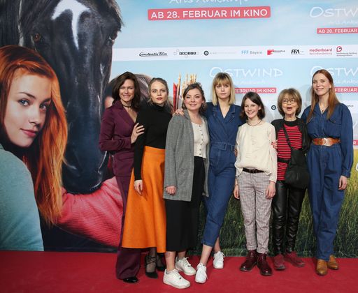 MUNICH, GERMANY - FEBRUARY 17: Nina Kronjaeger, Lily Epply, Amber
Bongard, Hanna Binke, Luna Paiano, Cornelia Froebess, Theresa von
Eltz during the premiere of the film "Ostwind - Aris Ankunft" at
Equilaland on February 17, 2019 in Munich, Germany. (Photo by Gisela
Schober/Getty Images for Constantin Film) Weiterer Text über ots und
www.presseportal.de/nr/12946 / Die Verwendung dieses Bildes ist für
redaktionelle Zwecke honorarfrei. Veröffentlichung bitte unter
Quellenangabe: "obs/Constantin Film/Gisela Schober"