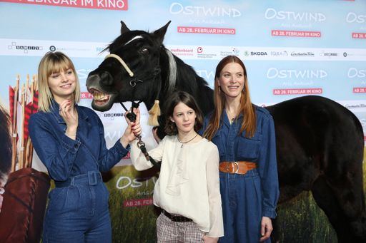 Vorschau Bild von MUNICH, GERMANY - FEBRUARY 17: Hanna Binke, Luna Paiano and
Theresa von Eltz during the premiere of the film "Ostwind - Aris
Ankunft" at Equilaland on February 17, 2019 in Munich, Germany.
(Photo by Gisela Schober/Getty Images for Constantin Film) Weiterer
Text über ots und www.presseportal.de/nr/12946 / Die Verwendung
dieses Bildes ist für redaktionelle Zwecke honorarfrei.
Veröffentlichung bitte unter Quellenangabe: "obs/Constantin
Film/Gisela Schober"