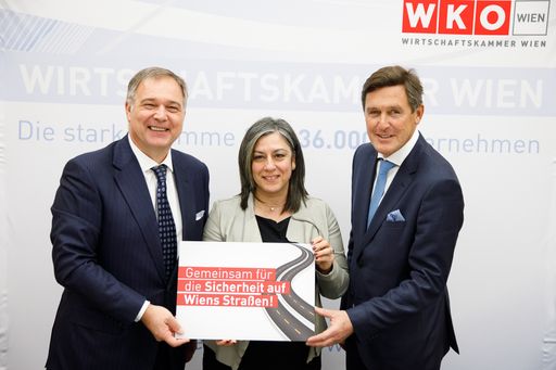 Walter Ruck, Präsident der Wirtschaftskammer Wien,
Maria Vassilakou, Vizebürgermeisterin und Verkehrsstadträtin, Peter
Hanke, Finanz- und Wirtschaftsstadtrat (v.li.)