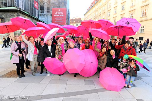 Pinker Flashmob mit prominenter Unterstützung wie
Dorretta Carter, Andrea Kdolsky, Kim Cooper. Organisiert von Europa
Donna Austria