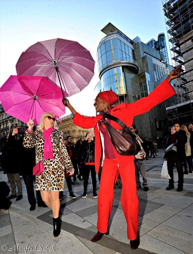 Vorschau Bild von Pinker Flashmob am Wiener Stephansplatz mit
prominenter Unterstützung u.a. der britischen Soul-Sängerin Dorretta
Carter