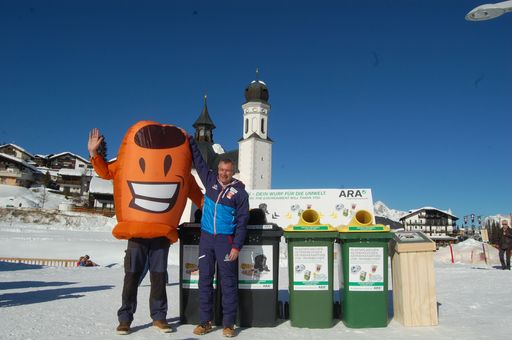  Von 19. Februar bis 3. März kämpfen die besten
Athletinnen und Athleten des nordischen Skisports um Medaillen. Die
Weltmeisterschaft in Seefeld und Innsbruck zählt zum absoluten
Highlight für Langläufer, Skispringer und Kombinierer. Auf den
Besucheransturm mit 150.000 erwarteten Zuschauern ist man bestens
vorbereitet. Als Nachhaltigkeitspartner kümmert sich die Altstoff
Recycling Austria AG (ARA) um das Abfallmanagement am
ÖSV-Veranstaltungsgelände in Seefeld und am Bergisel und sorgt für
saubere Wettkämpfe auf höchstem Niveau. Unterstützung kommt von ARA
Umweltbotschafter Ernst Vettori.