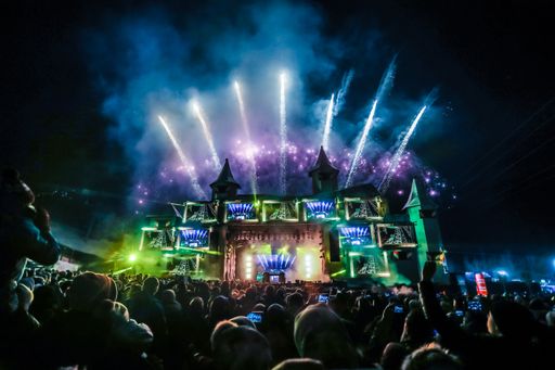 Vorschau Bild von Eines der Highlights beim Sound & Snow Festival
Gastein: die Mega-Bühne mit spektakulärem Feuerwerk!