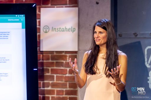Geschäftsführerin Bernadette Frech von Instahelp
bei ihrem Pitch in der PULS 4 Startup-Show "2 Minuten 2 Millionen".